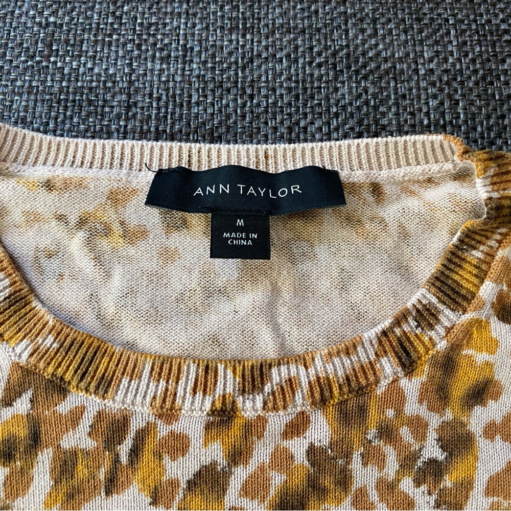 🐆 Ann Taylor Lightweight Crewneck Leopard Print Sweater, Women's M - Picture 4 of 7